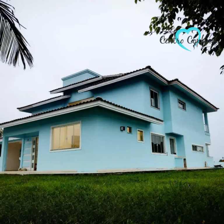 Fachada da clínica de recuperação em Araquari, Santa Catarina, destacando a arquitetura acolhedora e moderna.