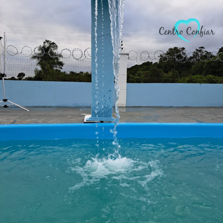 Piscina ao ar livre da clínica de recuperação em Araquari, Santa Catarina, oferecendo espaço para relaxamento e atividades terapêuticas.