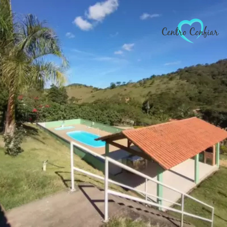 Área de lazer com piscina e churrasqueira na clínica de recuperação.