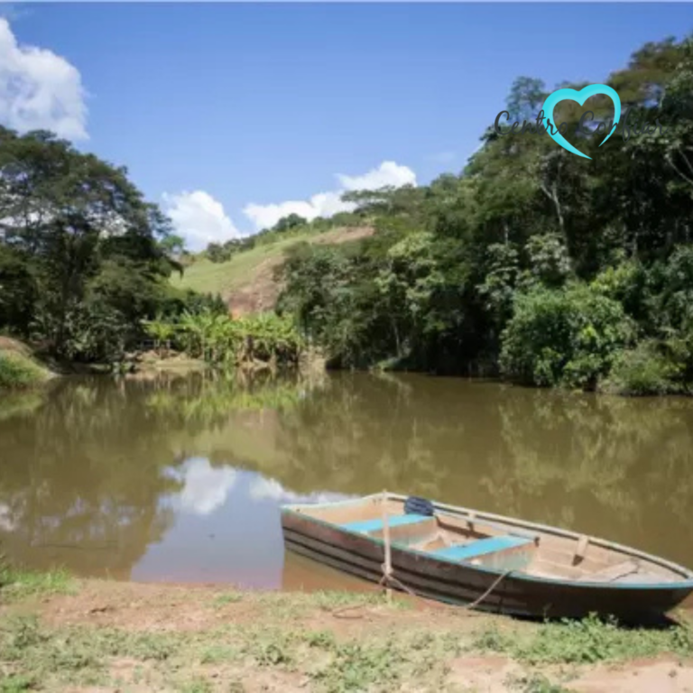 Lagoa com canoa na clínica de recuperação em Minas Gerais.