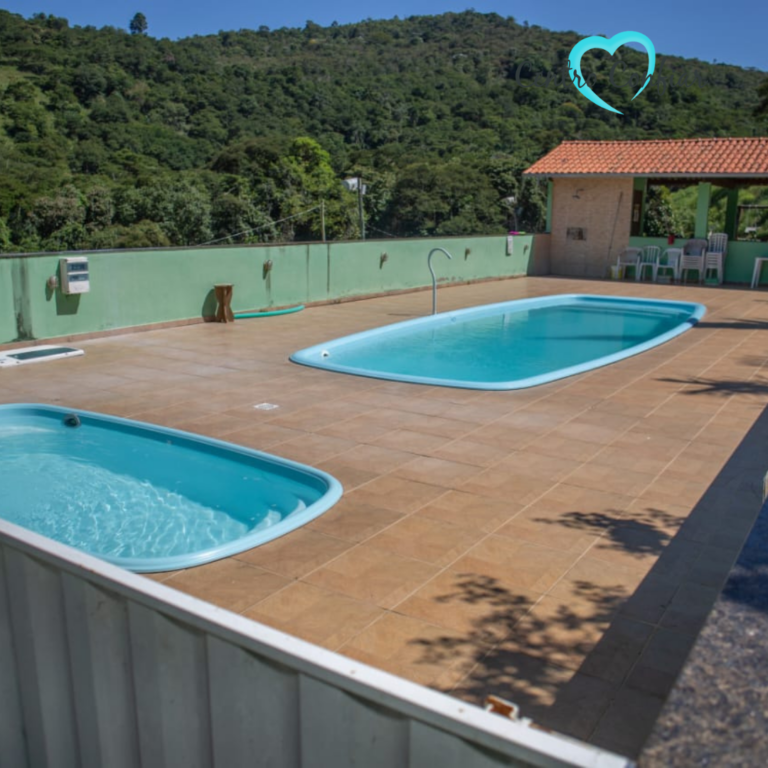 Área de lazer com duas piscinas na clínica de recuperação.