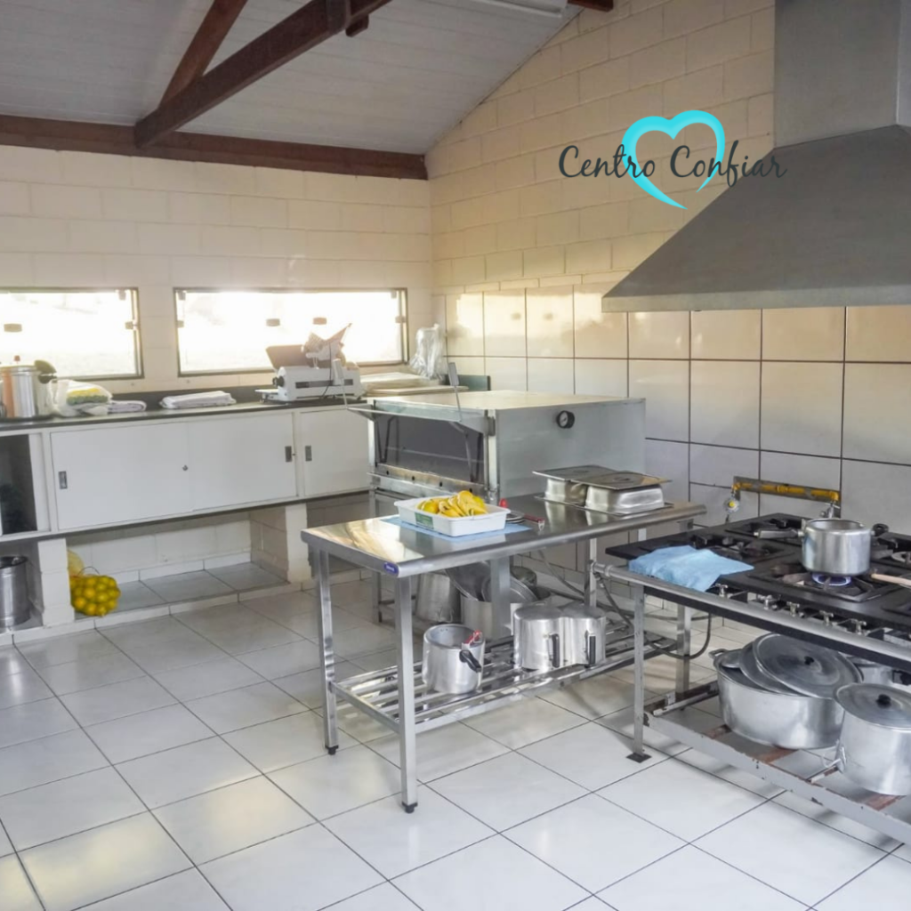 Cozinha equipada da clínica de recuperação em Agudos – SP